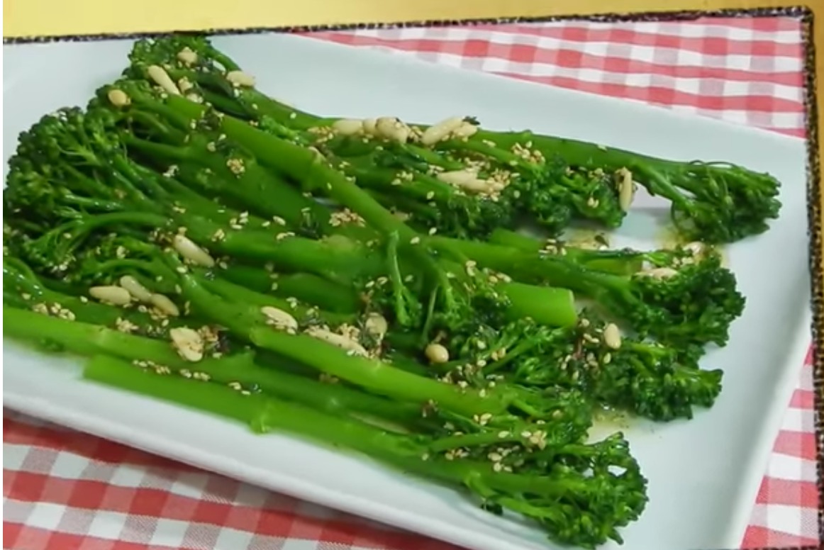 Bimi a la vinagreta acompañado de lacón con pimentón y lentejas viudas